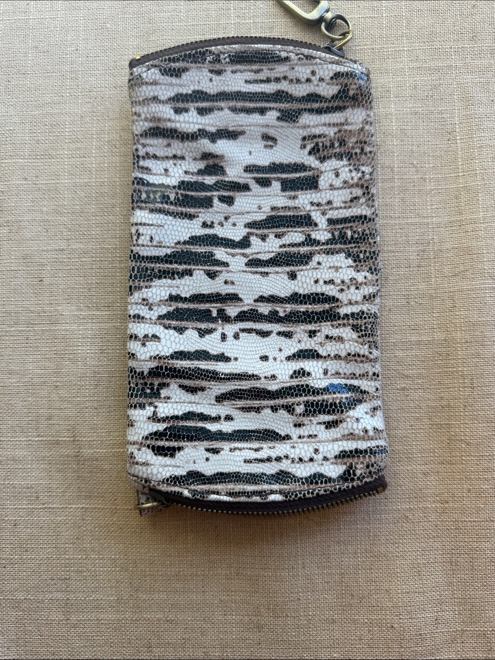 Hobo Brand Neutral Animal-Print Zip Wallet - Gray/White